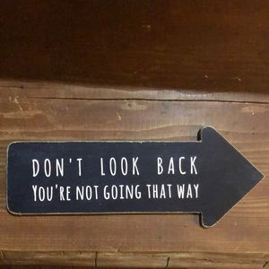 Arrow word board wall hang